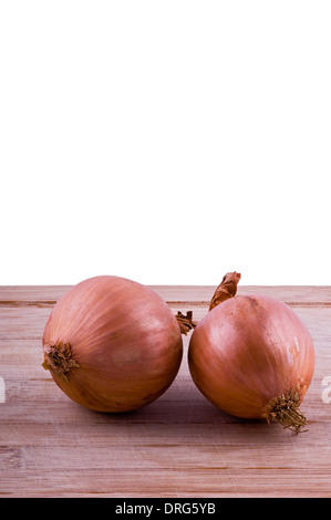 Hacher les oignons et de boarrd sur fond blanc à la verticale Banque D'Images
