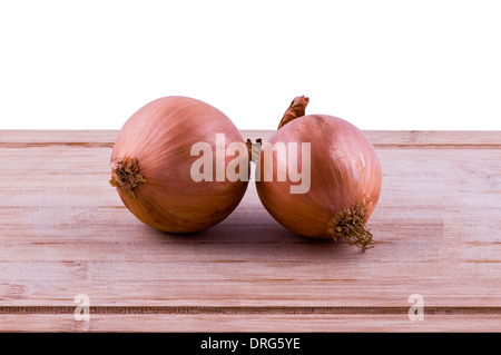 Hacher les oignons et de boarrd sur fond blanc vue avant Banque D'Images