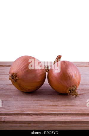 Hacher les oignons et de boarrd sur fond blanc vertical gros plan Banque D'Images