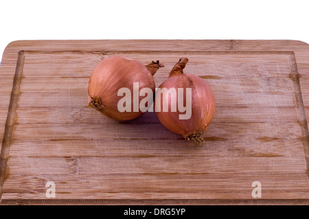 Hacher les oignons et de boarrd sur fond blanc libre Banque D'Images