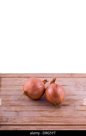 Hacher les oignons et de boarrd sur fond blanc à la verticale Banque D'Images