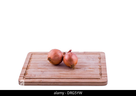 Hacher les oignons et de boarrd sur fond blanc Banque D'Images