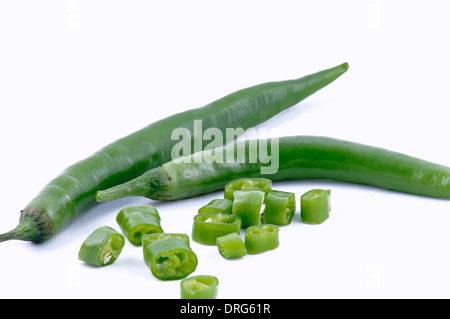 Ensemble et piments hachés sur fond blanc. libre studio shot Banque D'Images