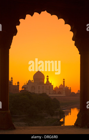 L'Inde, Uttar Pradesh, Taj Mahal encadrée par une arche au coucher du soleil Banque D'Images
