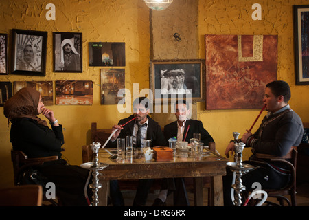 Jeunes Jordaniens fumant de la pipe narguilée alors qu'ils sont assis dans le restaurant Jafra dans la ville d'Amman capitale de la Jordanie Banque D'Images