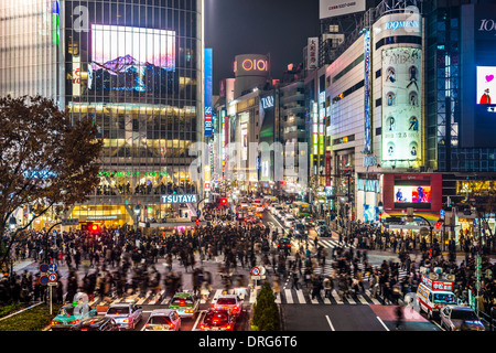 TOKYO, JAPON - 15 décembre 2012 : les piétons traversent au croisement de Shibuya. L'intersection est connu comme le plus fréquentés du monde. Banque D'Images