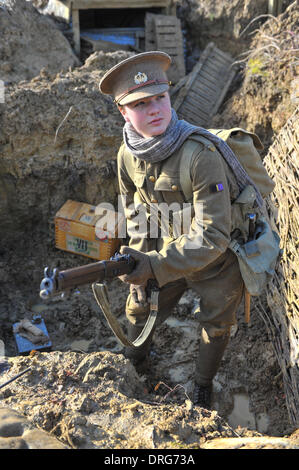 Charlwood, Surrey, UK. 25 janvier 2014. L'un de l'histoire vivante de groupe dans la tranchée. Crédit : Matthieu Chattle/Alamy Live News Banque D'Images