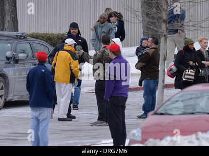 Columbia, Maryland, USA. 25 janvier 2014. Les gens sont évacués de Columbia Town Center Mall après trois personnes ont été tuées dans une fusillade dans le centre commercial en Colombie de Maryland, Etats-Unis, du 12 au25 mars 2014. (Xinhua/Zhang Jun) Credit : Xinhua/Alamy Live News Banque D'Images