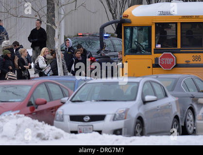 Columbia, Maryland, USA. 25 janvier 2014. Les gens sont évacués de Columbia Town Center Mall après trois personnes ont été tuées dans une fusillade dans le centre commercial en Colombie de Maryland, Etats-Unis, du 12 au25 mars 2014. (Xinhua/Zhang Jun) Credit : Xinhua/Alamy Live News Banque D'Images