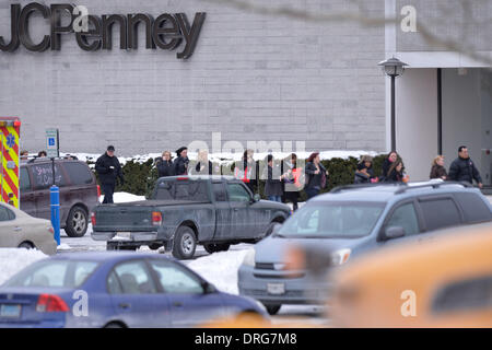 Columbia, Maryland, USA. 25 janvier 2014. Les gens sont évacués de Columbia Town Center Mall après trois personnes ont été tuées dans une fusillade dans le centre commercial en Colombie de Maryland, Etats-Unis, du 12 au25 mars 2014. (Xinhua/Zhang Jun) Credit : Xinhua/Alamy Live News Banque D'Images