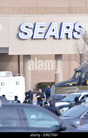 Columbia, Maryland, USA. 25 janvier 2014. Des policiers montent la garde à l'extérieur du centre-ville de Columbia Mall après trois personnes ont été tuées dans une fusillade dans le centre commercial en Colombie de Maryland, Etats-Unis, le 25 janvier 2014. (Xinhua/Zhang Jun) Credit : Xinhua/Alamy Live News Banque D'Images