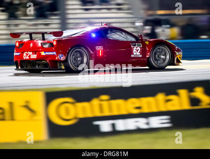 Daytona Beach, FL, USA. 23 Jan, 2014. Daytona Beach, FL - Jan 23, 2014 : La Risa Competizione Ferrari passe par les tours au cours d'une session pratique de la Rolex 24 à Daytona à Daytona International Speedway de Daytona Beach, FL. © csm/Alamy Live News Banque D'Images