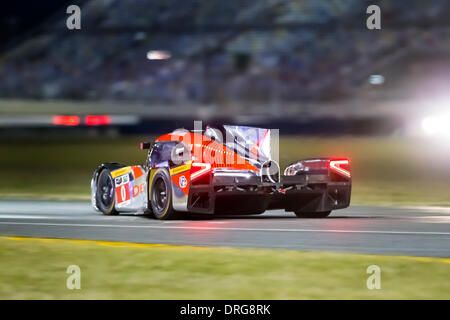 Daytona Beach, FL, USA. 23 Jan, 2014. Daytona Beach, FL - Jan 23, 2014 : La voiture de course DeltaWing passe par les tours au cours d'une session pratique de la Rolex 24 à Daytona à Daytona International Speedway de Daytona Beach, FL. © csm/Alamy Live News Banque D'Images