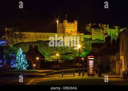 Château de Bamburgh Northumberland, Bamburgh illuminée la nuit au temps de Noël Banque D'Images