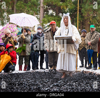 Prêtre Shinto fire marche à pied. Banque D'Images