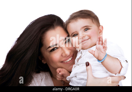 Jolie femme avec mignon fille, libre de jeune famille isolé sur fond blanc, le mode de vie sain, parent heureux Banque D'Images