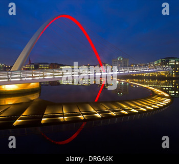 Gateshead Millennium Bridge at night reflétée dans la rivière Tyne Banque D'Images