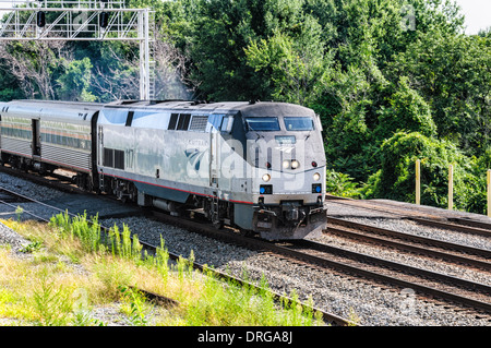 Amtrak P42DC no 117 locomotives entraînant le passage de Palmetto de Crystal City, Virginia Banque D'Images