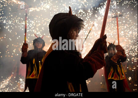 Barcelone, Espagne. 25 Jan, 2014. Un jeune diable au milieu de la danse à la pyrotechnie. Le Festival de Els Foguerons de Sa Pobla est une célébration majorquin détenus dans le quartier de Gràcia de Barcelone depuis 1993, et dispose de folklore catalan avec des personnages traditionnels comme des diables avec Fireworks, géants de la danse et des tours humaines. Crédit : Jordi Boixareu/Alamy Live News Banque D'Images