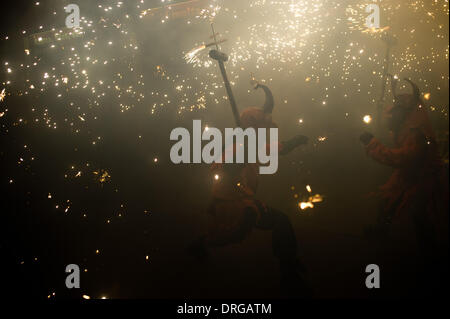 Barcelone, Espagne. 25 Jan, 2014. Au milieu de la danse des Diables à la pyrotechnie. Le Festival de Els Foguerons de Sa Pobla est une célébration majorquin détenus dans le quartier de Gràcia de Barcelone depuis 1993, et dispose de folklore catalan avec des personnages traditionnels comme des diables avec Fireworks, géants de la danse et des tours humaines. Crédit : Jordi Boixareu/Alamy Live News Banque D'Images