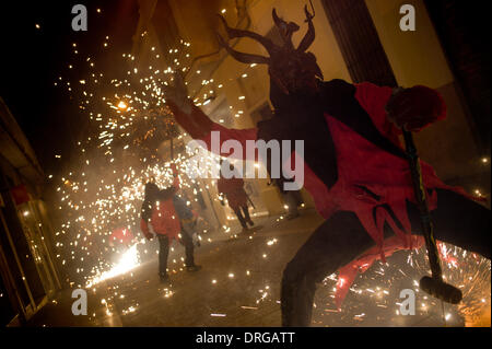 Barcelone, Espagne. 25 Jan, 2014. Au milieu de la danse des Diables à la pyrotechnie. Le Festival de Els Foguerons de Sa Pobla est une célébration majorquin détenus dans le quartier de Gràcia de Barcelone depuis 1993, et dispose de folklore catalan avec des personnages traditionnels comme des diables avec Fireworks, géants de la danse et des tours humaines. Crédit : Jordi Boixareu/Alamy Live News Banque D'Images