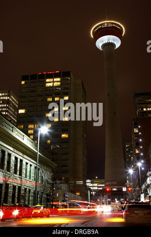 Le centre-ville de Calgary, en Alberta, en face de la tour de Calgary. Vue sur la rue animée, la circulation dans la rue. Banque D'Images