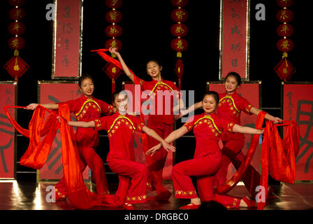 Toronto, Canada. 25 Jan, 2014. Les filles ont de la danse chinoise au cours de la nouvelle année chinoise 2014 Extravaganza au Royal Ontario Museum de Toronto, Canada, le 25 janvier 2014. L'événement a été l'occasion pour les Canadiens d'en apprendre davantage sur la culture chinoise, tout en célébrant la nouvelle année lunaire à venir du cheval, qui débute le 31 janvier. Credit : Zou Zheng/Xinhua/Alamy Live News Banque D'Images