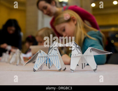 Toronto, Canada. 25 Jan, 2014. Les enfants à apprendre à plier du papier cheval au cours de la nouvelle année chinoise 2014 Extravaganza au Royal Ontario Museum de Toronto, Canada, le 25 janvier 2014. L'événement a été l'occasion pour les Canadiens d'en apprendre davantage sur la culture chinoise, tout en célébrant la nouvelle année lunaire à venir du cheval, qui débute le 31 janvier. Credit : Zou Zheng/Xinhua/Alamy Live News Banque D'Images