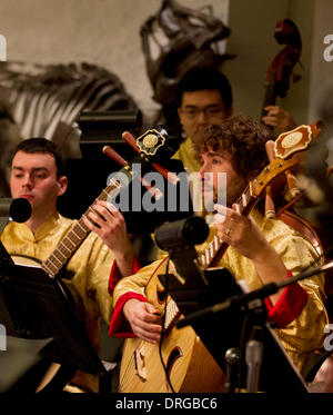 Toronto, Canada. 25 Jan, 2014. Les membres de l'orchestre chinois de Toronto au cours de la nouvelle année chinoise 2014 Extravaganza au Royal Ontario Museum de Toronto, Canada, le 25 janvier 2014. L'événement a été l'occasion pour les Canadiens d'en apprendre davantage sur la culture chinoise, tout en célébrant la nouvelle année lunaire à venir du cheval, qui débute le 31 janvier. Credit : Zou Zheng/Xinhua/Alamy Live News Banque D'Images