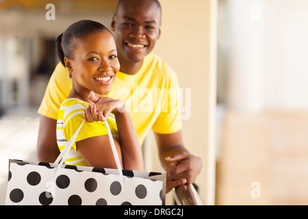 Belle jeune couple shopping online Banque D'Images