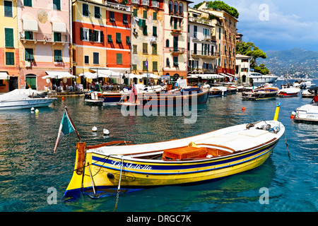 Bateaux traditionnels colorés dans un port, Portofino, ligurie, italie Banque D'Images