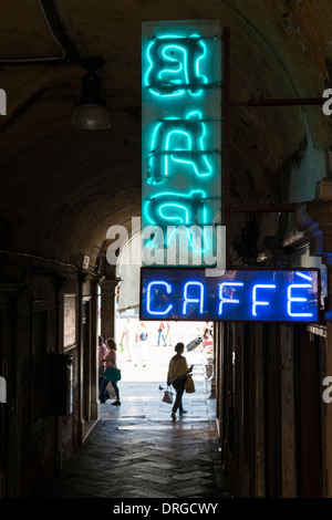 Bar Caffe Neon Sign dans une ruelle sombre menant à la place Saint-Marc, Venise, Italie Banque D'Images