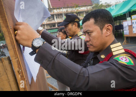 Bangkok, Thaïlande. 26 janvier, 2014. Les agents de police thaïlandais rechercher leurs noms d'une liste des électeurs inscrits au bureau de vote que Wat Thong à Bangkok. Les agents n'obtiennent pas de voter parce que le scrutin a été fermée par les manifestants anti-gouvernement. Le vote anticipé était censée être dimanche 26 janvier mais bloqué les bureaux de vote, des centaines de milliers de personnes dans l'impossibilité de voter le 2 février élection générale en doute et autre gridlocking la vie politique thaïlandaise. Des manifestants anti-gouvernement ont forcé la fermeture des bureaux de vote dimanche à Bangkok dans le cadre de l'arrêt de Bangkok. Protesto Banque D'Images