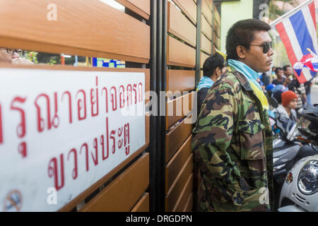 Bangkok, Thaïlande. 26 janvier, 2014. Un agent électoral (à gauche) à l'intérieur d'une école à Wat Thong qui est bloqué de se rendre au bureau de vote par un manifestant anti-gouvernement (droite). Des manifestants anti-gouvernement ont forcé la fermeture des bureaux de vote dimanche à Bangkok dans le cadre de l'arrêt de Bangkok. Les manifestants ont bloqué l'accès aux portes et l'entrée des moyens de les lieux de vote et les responsables des élections ont choisi la fermer plutôt que de faire face à des manifestants. Le vote anticipé était censée être dimanche 26 janvier mais bloqué les bureaux de vote, des centaines de milliers de personnes dans l'impossibilité de voter le 2 février général Banque D'Images