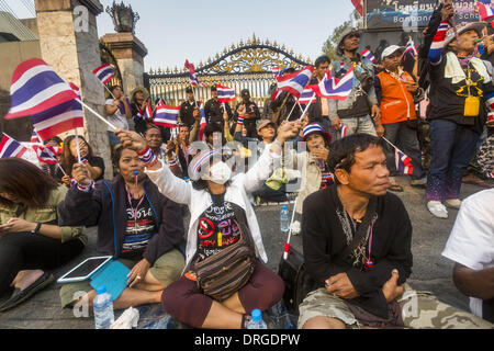 Bangkok, Thaïlande. 26 janvier, 2014. Des manifestants anti-gouvernement de bloquer l'accès à la section de Bang Kapi École dans le quartier de Bang Kapi de Bangkok. Les manifestants anti-gouvernement ont forcé la fermeture des bureaux de vote dimanche à Bangkok dans le cadre de l'arrêt de Bangkok. Le vote anticipé était censée être dimanche 26 janvier mais bloqué les bureaux de vote, des centaines de milliers de personnes dans l'impossibilité de voter le 2 février élection générale en doute et autre gridlocking la vie politique thaïlandaise. Les manifestants ont bloqué l'accès aux portes et l'entrée des moyens de les lieux de vote et les responsables des élections ont choisi la fermer Banque D'Images