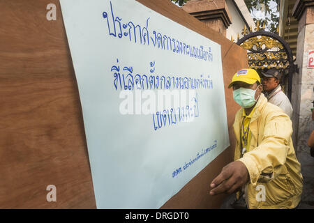 Bangkok, Thaïlande. 26 janvier, 2014. Des manifestants anti-gouvernement déplacer une barricade en place en annonçant la fermeture d'un bureau de scrutin à Bang Kapi l'école. Des manifestants anti-gouvernement ont forcé la fermeture des bureaux de vote dimanche à Bangkok dans le cadre de l'arrêt de Bangkok. Le vote anticipé était censée être dimanche 26 janvier mais bloqué les bureaux de vote, des centaines de milliers de personnes dans l'impossibilité de voter le 2 février élection générale en doute et autre gridlocking la vie politique thaïlandaise. Les manifestants ont bloqué l'accès aux portes et l'entrée des moyens de les lieux de vote et les responsables des élections ont choisi la fermer Banque D'Images