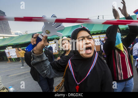 Bangkok, Thaïlande. 26 janvier, 2014. Des manifestants anti-gouvernement de bloquer l'accès à des lieux de scrutin à Wat que Thong à Bangkok. Des manifestants anti-gouvernement ont forcé la fermeture des bureaux de vote dimanche à Bangkok dans le cadre de l'arrêt de Bangkok. Le vote anticipé était censée être dimanche 26 janvier mais bloqué les bureaux de vote, des centaines de milliers de personnes dans l'impossibilité de voter le 2 février élection générale en doute et autre gridlocking la vie politique thaïlandaise. Les manifestants ont bloqué l'accès aux portes et l'entrée des moyens de les lieux de vote et les responsables des élections ont choisi la fermer plutôt que de faire face à protester Banque D'Images