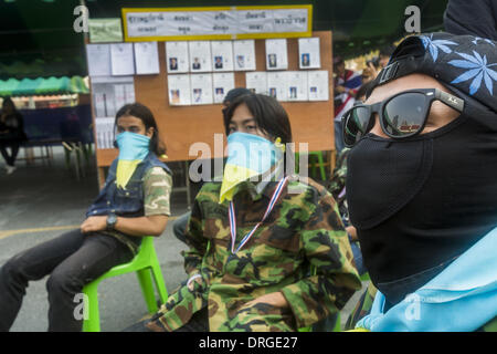 Bangkok, Thaïlande. 26 janvier, 2014. Des manifestants anti-gouvernement de bloquer l'accès à des lieux de scrutin à Wat que Thong à Bangkok. Des manifestants anti-gouvernement ont forcé la fermeture des bureaux de vote dimanche à Bangkok dans le cadre de l'arrêt de Bangkok. Le vote anticipé était censée être dimanche 26 janvier mais bloqué les bureaux de vote, des centaines de milliers de personnes dans l'impossibilité de voter le 2 février élection générale en doute et autre gridlocking la vie politique thaïlandaise. Les manifestants ont bloqué l'accès aux portes et l'entrée des moyens de les lieux de vote et les responsables des élections ont choisi la fermer plutôt que de faire face à protester Banque D'Images