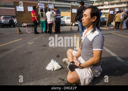 Bangkok, Thaïlande. 26 janvier, 2014. Un homme qui est venu de voter mais n'a pas pu se recueille devant les isoloirs au Wat Thong qu'après le scrutin a été mise hors service par des manifestants anti-gouvernement. Des manifestants anti-gouvernement ont forcé la fermeture des bureaux de vote dimanche à Bangkok dans le cadre de l'arrêt de Bangkok. Le vote anticipé était censée être dimanche 26 janvier mais bloqué les bureaux de vote, des centaines de milliers de personnes dans l'impossibilité de voter le 2 février élection générale en doute et autre gridlocking la vie politique thaïlandaise. Les manifestants ont bloqué l'accès à des moyens d'entrée et portes de bureaux plac Banque D'Images