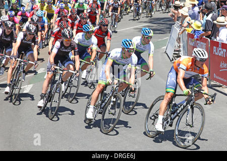 Adélaïde, Australie. 26 janvier 2014. Simon Gerrans (Aus) (à l'avant avec orange jersey) de l'équipe d'Orica-Greenedge concurrentes dans l'étape 6 du Santos Tour Down Under à Adélaïde. Gerrans (Aus) a été le grand gagnant de l'excursion. Banque D'Images