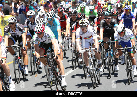 Adélaïde, Australie. 26 janvier 2014. Andre Greipel (Ger) de l'équipe Lotto Belisol centre (maillot blanc avec les couleurs nationales allemandes) en concurrence dans l'étape 6 du Santos Tour Down Under à Adélaïde. Greipel remporte l'étape. Simon Gerrans (Aus) dulimiteur Orica-Greenedge équipe a été le grand gagnant de l'excursion. Banque D'Images