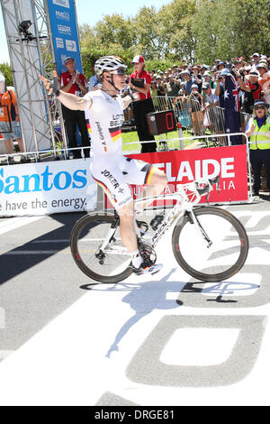 Adélaïde, Australie. 26 janvier 2014. Andre Greipel (Ger) de la Lotto Belisol Team remporte l'étape 6 du Santos Tour Down Under à Adélaïde. Simon Gerrans (Aus) dulimiteur Orica-Greenedge équipe a été le grand gagnant de l'excursion. Banque D'Images