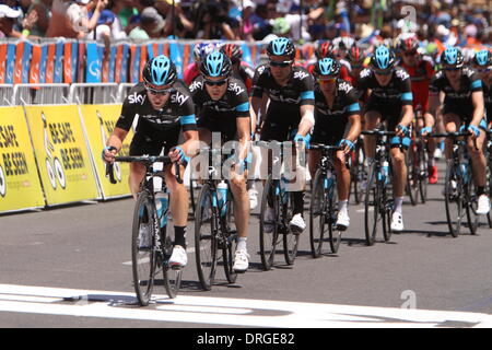 Adélaïde, Australie. 26 janvier, 2014. L'équipe Sky contrôlant l'avant du peleton dans l'étape 6 de la Santos Tour Down Under 2014 Circuit De La Rue Adelaide, Australie du Sud, le 26 janvier 2014 Crédit : Peter Mundy/Alamy Live News Banque D'Images