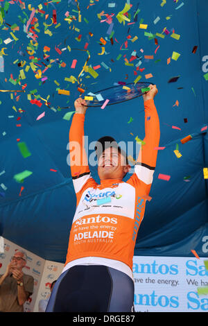 Adélaïde, Australie. 26 janvier 2014. Simon Gerrans (Aus) de l'équipe d'Orica-Greenedge accepter son trophée à l'ensemble de la Tour gagnant du Santos Tour Down Under à Adélaïde. Il a été Gerrans troisième victoire dans l'événement. Banque D'Images