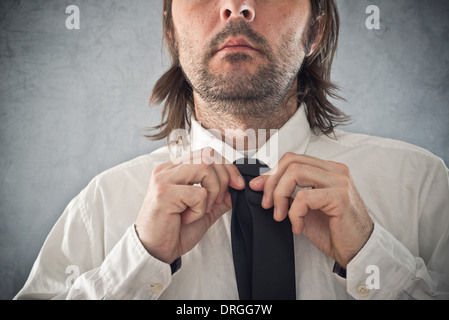 Businessman tying necktie. La correction de l'homme égalité, Close up avec focus sélectif. Banque D'Images