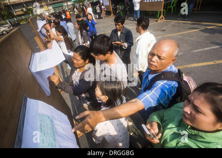 Bangkok, Thaïlande. 26 janvier, 2014. Les votants potentiels rechercher leurs noms d'une liste des électeurs inscrits au bureau de vote que Wat Thong à Bangkok. Ils n'ont pas eu de vote parce que le scrutin a été fermée par les manifestants anti-gouvernement. Le vote anticipé était censée être dimanche 26 janvier mais bloqué les bureaux de vote, des centaines de milliers de personnes dans l'impossibilité de voter le 2 février élection générale en doute et autre gridlocking la vie politique thaïlandaise. Des manifestants anti-gouvernement ont forcé la fermeture des bureaux de vote dimanche à Bangkok dans le cadre de l'arrêt de Bangkok. Les manifestants bloqué Banque D'Images