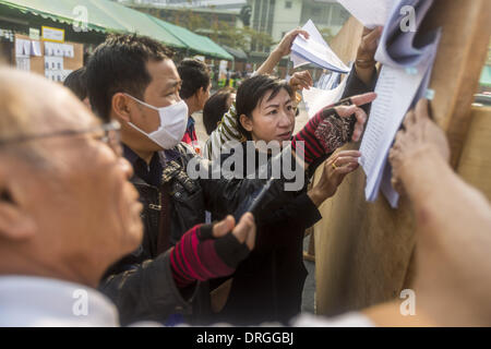 Bangkok, Thaïlande. 26 janvier, 2014. Les votants potentiels rechercher leurs noms d'une liste des électeurs inscrits au bureau de vote que Wat Thong à Bangkok. Ils n'ont pas eu de vote parce que le scrutin a été fermée par les manifestants anti-gouvernement. Le vote anticipé était censée être dimanche 26 janvier mais bloqué les bureaux de vote, des centaines de milliers de personnes dans l'impossibilité de voter le 2 février élection générale en doute et autre gridlocking la vie politique thaïlandaise. Des manifestants anti-gouvernement ont forcé la fermeture des bureaux de vote dimanche à Bangkok dans le cadre de l'arrêt de Bangkok. Les manifestants bloqué Banque D'Images