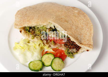 Pain plat égyptien farcies avec salade et falafels, un fast food traditionnel au Moyen-Orient Banque D'Images