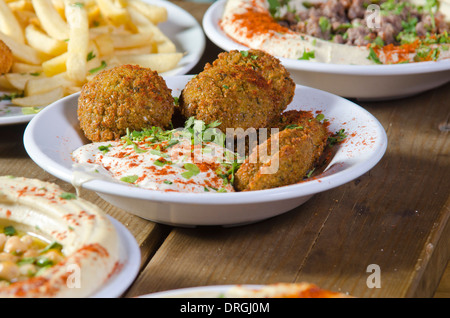 Une assiette falafel (boulettes de pois chiches frits sol) et Tahini Banque D'Images