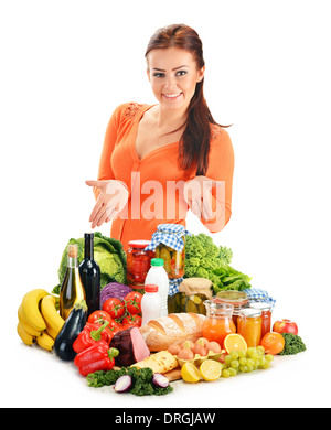 Jeune femme avec un assortiment de produits d'épicerie isolé sur fond blanc Banque D'Images